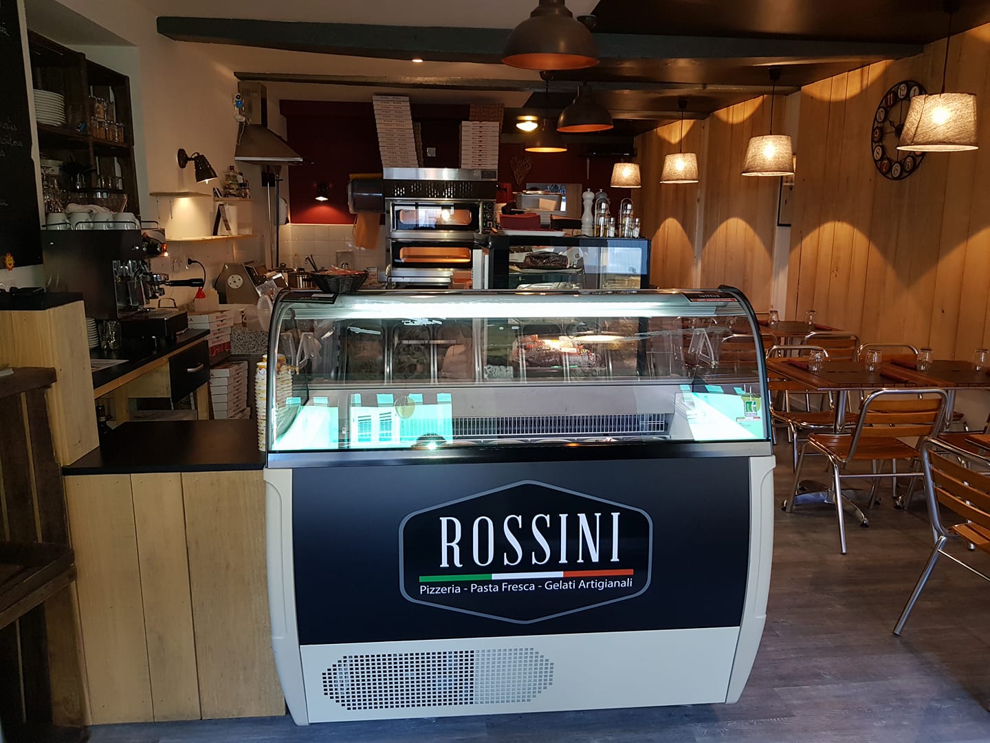 La salle de restaurant de la pizzeria Rossini à Orgelet (Jura)