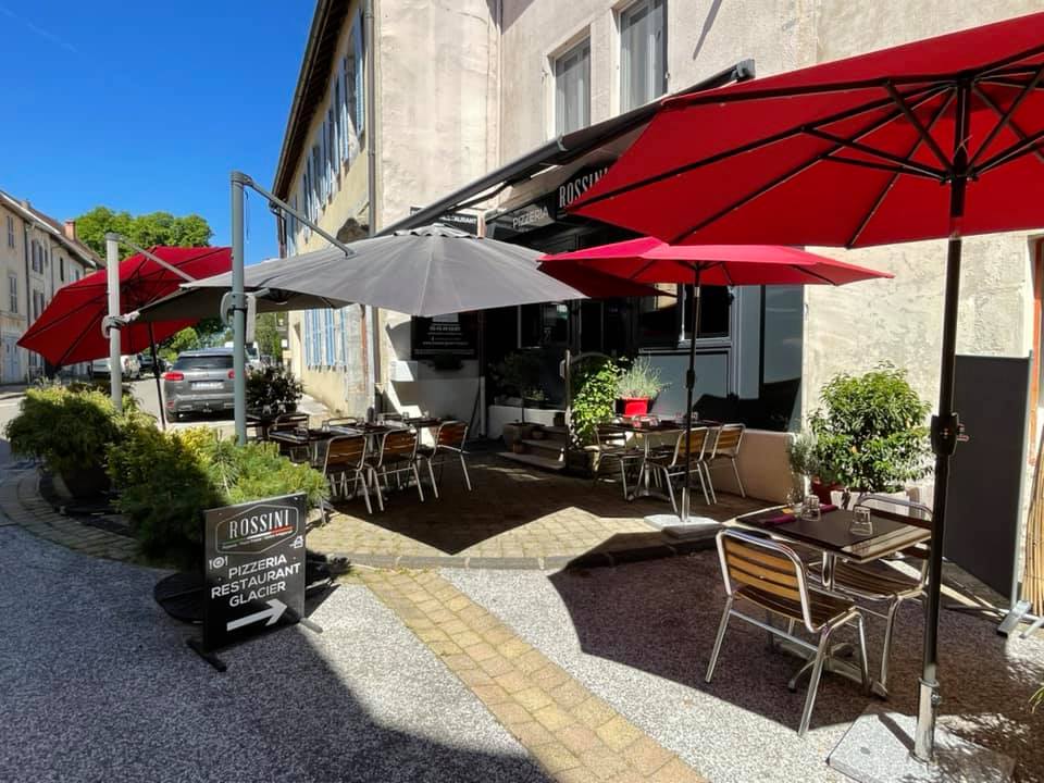 Terrasse de la pizzeria Rossini à Orgelet (Jura)